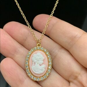Elegant Gold tone Cameo crystal Pendant Necklace NWOT